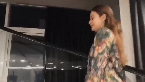 Cầu thang sử dụng lan can kính hiện đại.