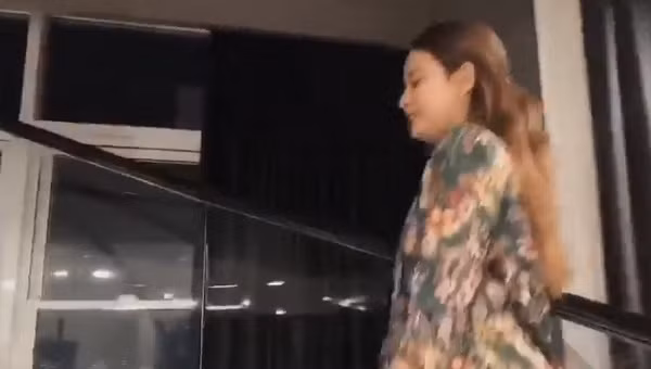 Cầu thang sử dụng lan can kính hiện đại.