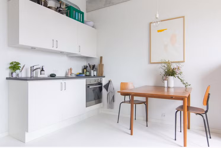 Việc không sử dụng vách ngăn cũng tạo cảm giác căn hộ rộng hơn so với thực tế. Nguồn ảnh: Digsdigs. Video: Biến nhà cũ 25m2 thành căn hộ đáng sống. Nguồn: VTC1