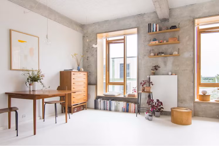 Thiết kế cho một nghệ sĩ nên căn hộ 25m2 bao gồm 1 phòng ngủ, studio, thư viện, phòng bếp và một phòng ăn.