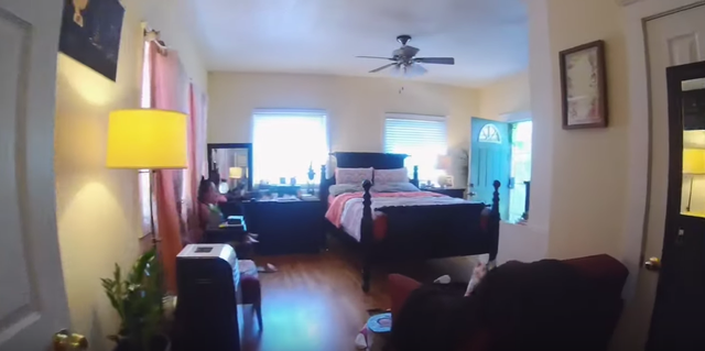 Phòng ngủ rộng rãi với với nhiều ô cửa đón ánh nắng.