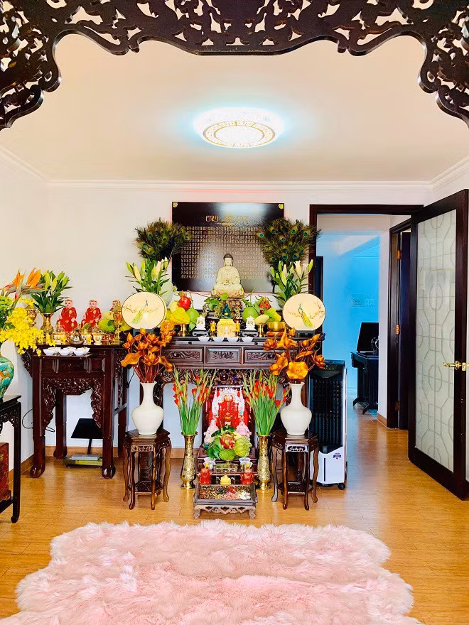 Không gian phòng thờ trang trọng.