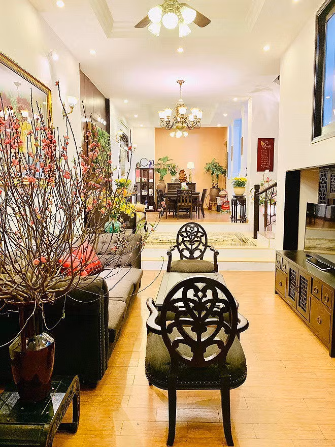 Nội thất ngôi nhà ở Việt Nam chủ yếu là màu nâu đen của gỗ.