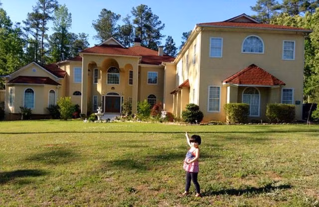 Nữ danh hài Thúy Nga hiện đang sống cùng con gái tại quận Cam (California) trong căn biệt thự rộng có 112 ô cửa sổ.