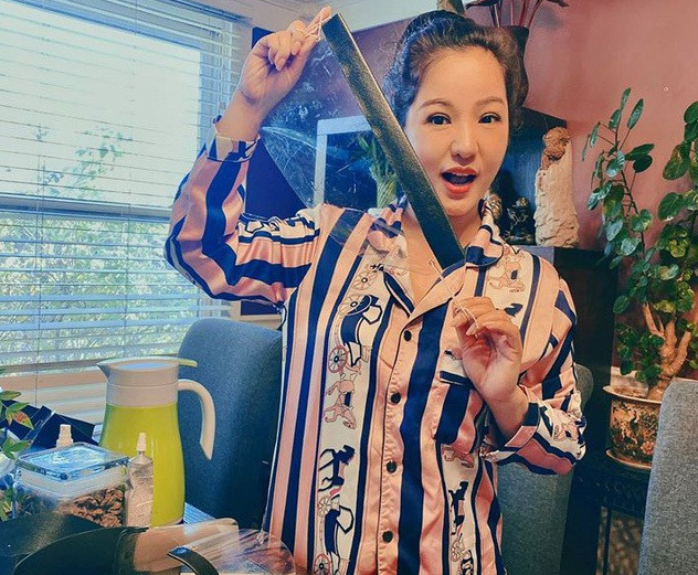 Trước ý kiến này, nữ nghệ sĩ cho biết: "Dù làm mẹ đơn thân, có quyền xin trợ cấp này nọ nhưng chưa bao giờ tôi xin cái gì. Cuộc sống đủ ăn là được rồi".