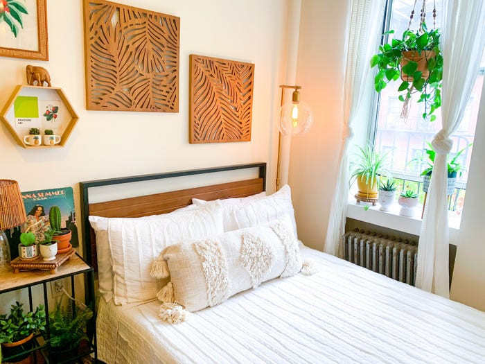 Ngay cạnh giường ngủ là cửa sổ nhỏ đón ánh sáng và gió trời.