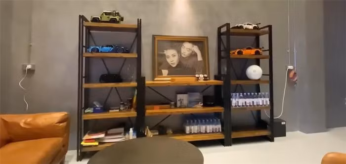 Qua hình ảnh có thể thấy, căn phòng của Đàm Thu Trang - Cường Đô La được thiết kế sang trọng với tông màu trầm làm chủ đạo. Ảnh: Saostar.