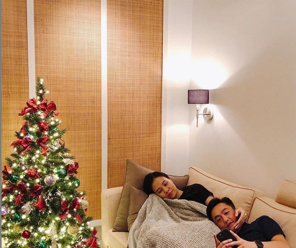Hồi cuối năm ngoái, Đàm Thu Trang cũng chia sẻ bức ảnh tình tứ và lãng mạn bên cạnh ông xã Cường Đô La. Hai vợ chồng cũng đã chuẩn bị cho dịp Giáng sinh với cây thông nhỏ được trang trí bắt mắt. Ảnh: Instagram.