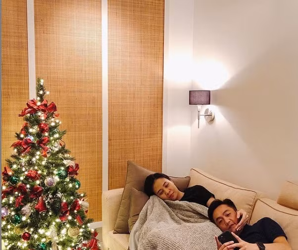 Hồi cuối năm ngoái, Đàm Thu Trang cũng chia sẻ bức ảnh tình tứ và lãng mạn bên cạnh ông xã Cường Đô La. Hai vợ chồng cũng đã chuẩn bị cho dịp Giáng sinh với cây thông nhỏ được trang trí bắt mắt. Ảnh: Instagram.