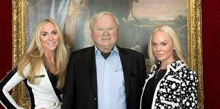 Vào những năm 70, ông mua những chiếc tàu chở dầu đầu tiên.