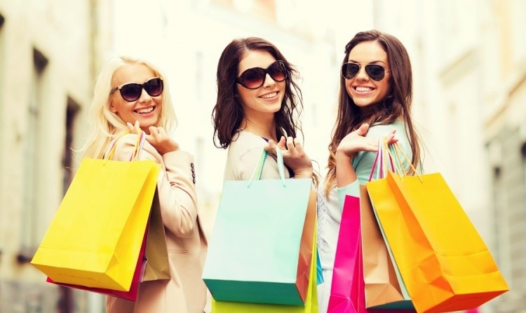 Nhiều người sẵn sàng chi một khoản tiền lớn để mua sắm khi cảm thấy buồn bã hay áp lực. Tuy nhiên, sau khi thoát khỏi cảm xúc đó, bạn sẽ hối hận khi nghĩ đến số tiền đã bỏ ra cho những sản phẩm không hề cần thiết.