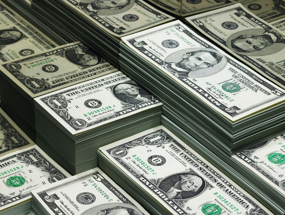 Việc giúp đỡ người khác là việc làm đáng khen ngợi nhưng cho bạn bè và các thành viên gia đình vay số tiền lớn hoặc quá nhiều lần có thể làm "tổn thương" cả túi tiền và mối quan hệ của bạn.