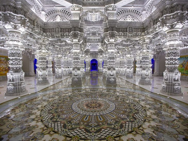 Nội thất của ngôi đền này trông giống như được làm từ pha lê.