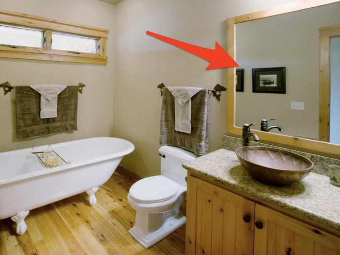 Một chiếc gương lớn trong phòng tắm sẽ tạo ra ảo giác trông căn phòng lớn hơn nhiều.