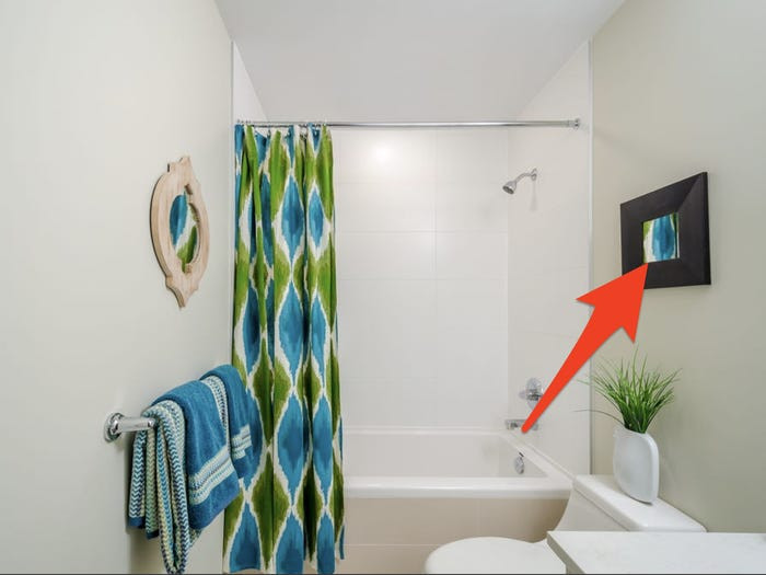 Một tác phẩm nghệ vui nhộn trong nhà tắm sẽ thu hút ánh nhìn và đánh lừa khách tưởng rằng căn phòng rộng lớn.