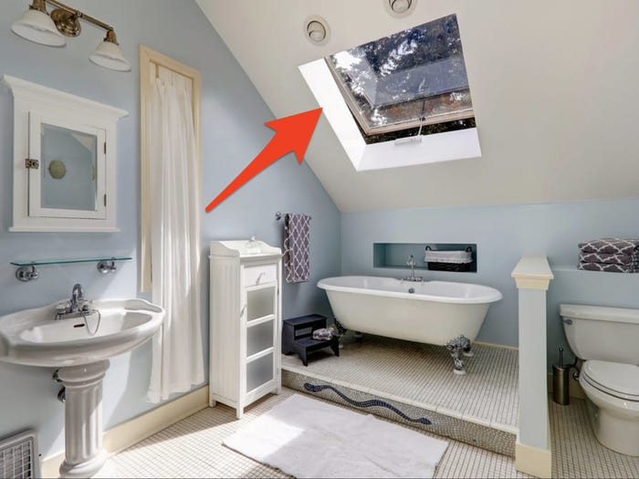 Tạo khoảng trống cho ánh sáng tự nhiên tràn vào là cách đơn giản khác để mở rộng không gian phòng tắm nhỏ.