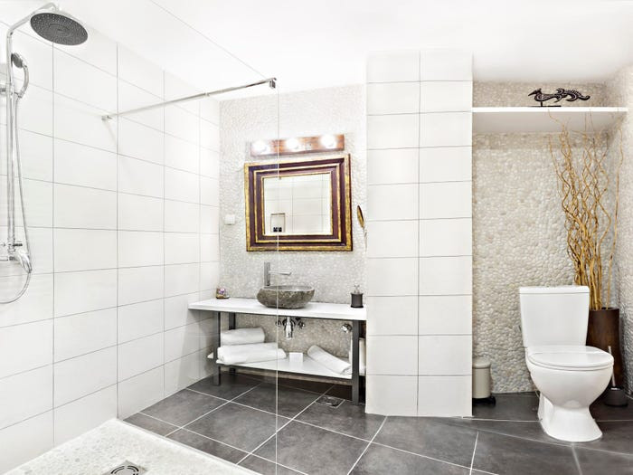 Sơn tường trắng hoặc ốp gạch trắng sẽ khiến căn phòng như lớn hơn rất nhiều so với thực tế.