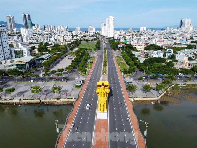 Cầu Rồng nối đường Nguyễn Văn Linh và đường Võ Văn Kiệt ra tuyến đường ven biển Đà Nẵng những ngày này.