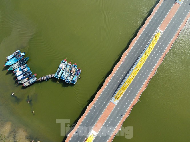 Khoảnh khắc cầu Rồng thưa vắng người qua lại trong đợt cách ly xã hội phòng chống dịch COVID-19. Từ 0h ngày 12/8, Đà Nẵng tiếp tục thực hiện cách ly xã hội theo Chỉ thị 16 của Chính phủ với nhiều biện pháp quyết liệt hơn để giản cách xã hội, hạn chế tiếp xúc đông người để phòng chống dịch COVID-19 lây lan.