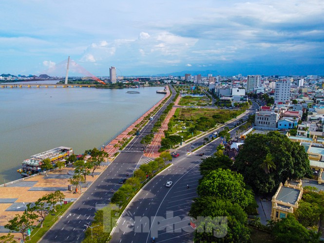 Trục đường 2/9 và phố đi bộ, đường Bạch Đằng nối dài dọc sông Hàn thưa vắng người và phương tiện.