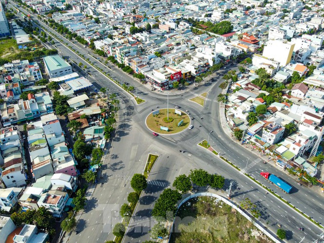 Trục đường Ngô Quyền dẫn vào cảng Tiên Sa. Các ngã tư trên trục đường này ngày thường là những nút giao thông đông đúc, những ngày cách ly xã hội trở nên thông thoáng, chủ yếu chỉ có các xe container vận chuyển hàng hoá ra vào cảng.