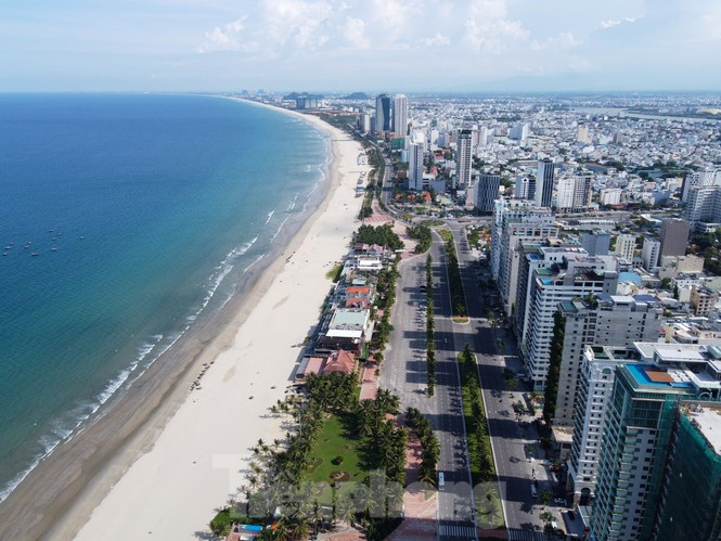 Thực hiện Chỉ thị 16 của Chính phủ, chính quyền Đà Nẵng cũng đã ban hành lệnh cấm tắm, cấm tụ tập đông người... tại các khu vực bãi biển. Bãi biển Đà Nẵng được mệnh danh là một trong những "bãi biển đẹp nhất hành tinh" trong những ngày cách ly xã hội không một bóng người.