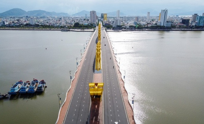 Nhin tu tren cao quang canh Da Nang vang lang giua mua dich