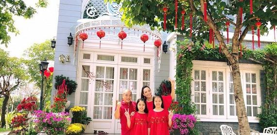 Cách đây hơn chục năm không ai có thể tin rằng một người mẫu hàng đầu như Thúy Hạnh lại đồng ý kết hôn với anh chàng nhạc sĩ nghèo như Minh Khang. Sau khi kết hôn, Thúy Hạnh đã theo chồng vào thành phố Hồ Chí Minh lập nghiệp.