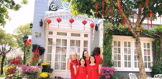 Cách đây hơn chục năm không ai có thể tin rằng một người mẫu hàng đầu như Thúy Hạnh lại đồng ý kết hôn với anh chàng nhạc sĩ nghèo như Minh Khang. Sau khi kết hôn, Thúy Hạnh đã theo chồng vào thành phố Hồ Chí Minh lập nghiệp.