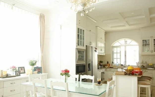 Sau nhiều năm cùng nhau phấn đấu, họ đã xây dựng cho mình một gia đình hạnh phúc. Họ cũng có hai cô công chúa vô cùng xinh đẹp đáng yêu như thiên thần, khiến biết bao người ngưỡng mộ. Bên cạnh đó, Minh Khang – Thúy Hạnh còn sở hữu khối tài sản khủng.