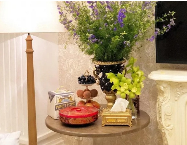 Trong ngôi biệt thư khu vực tầng trệt mang phong cách châu Âu cổ điển với phòng khách, bàn ăn và khu vực bếp liên thông nhau tạo điều kiện thuận lợi cho các thành viên trong gia đình đi lại.