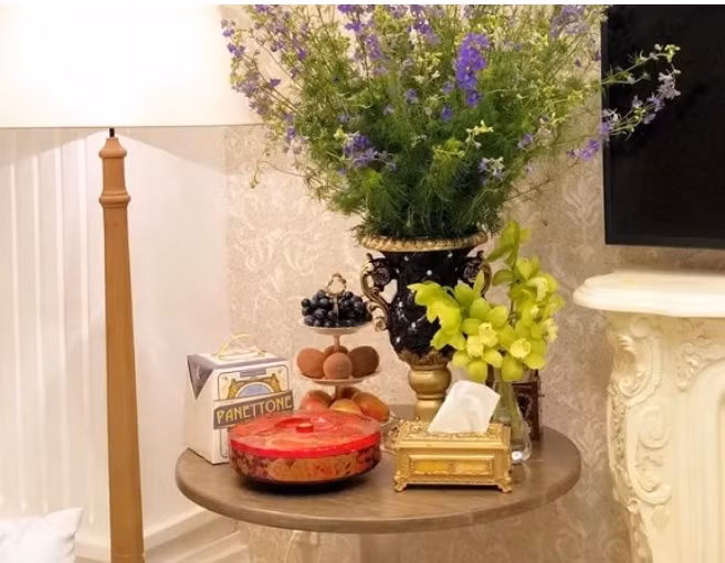 Trong ngôi biệt thư khu vực tầng trệt mang phong cách châu Âu cổ điển với phòng khách, bàn ăn và khu vực bếp liên thông nhau tạo điều kiện thuận lợi cho các thành viên trong gia đình đi lại.