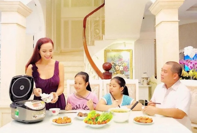 Hiện tại, họ đang sống trong đó là biệt thự trị giá nửa triệu đô tại quận 9, TP Hồ Chí Minh. Căn biệt thự được xây 3 tầng, kiểu dáng hiện đại Châu Áu với tông màu trắng là chủ đạo vô cùng sang trọng tinh tế.