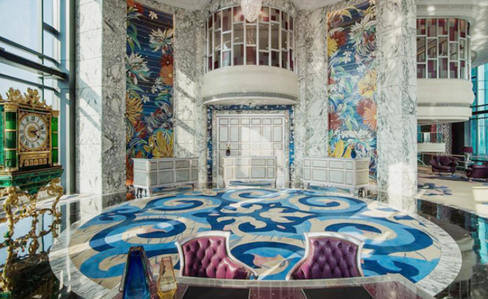 Khách sạn thiết kế vương giả lộng lẫy, tinh xảo đến từng chi tiết, vừa phóng khoáng hiện đại lại vừa cổ điển quý phái.