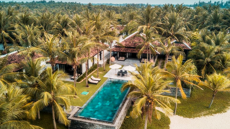 Tọa lạc trên một khu đất rộng 35 hecta, Khu nghỉ dưỡng 4 mùa The Nam Hải (Hội An) bao gồm 60 phòng khách sạn dạng biệt thự và 40 căn biệt thự.