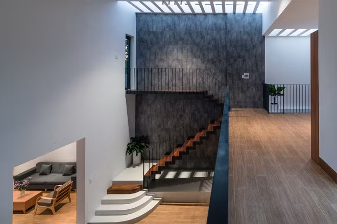 Khoảng trống phía trên khu vực bếp giúp ánh sáng mặt trời và gió xuyên qua nhà.