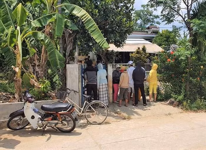 Quang Nam: Dieu tra cai chet bat thuong cua nam thieu nien truoc san nha