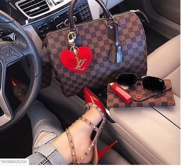 Túi xách hàng hiệu chẳng kém con nhà giàu bất cứ quốc gia nào.