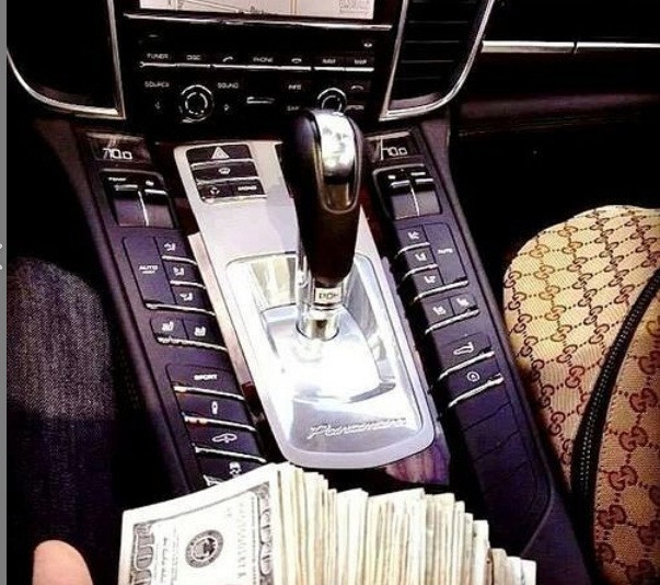 Một sấp tiền là cách khoe độ giàu có của giới nhà giàu Trung Đông này.