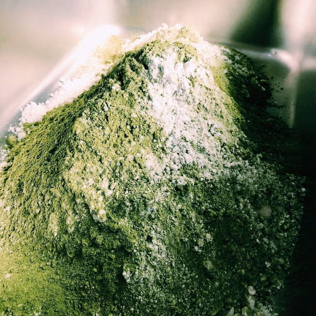 Bánh trung thu rau mùi có chút hương vị của trà xanh khi cắn lần đầu tiên. Sau đó, hương vị trà xanh lập tức nhường chỗ cho vị rau mùi cân bằng với vị ngọt tạo nên cảm giác thanh mát tự nhiên.