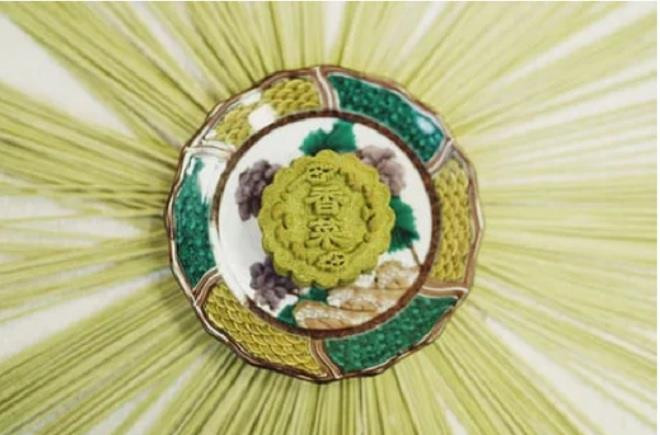 Một hộp bánh Trung thu rau mùi gồm 4 chiếc có giá bán 228 đô la Hong Kong (tương đương hơn 680.000 đồng).