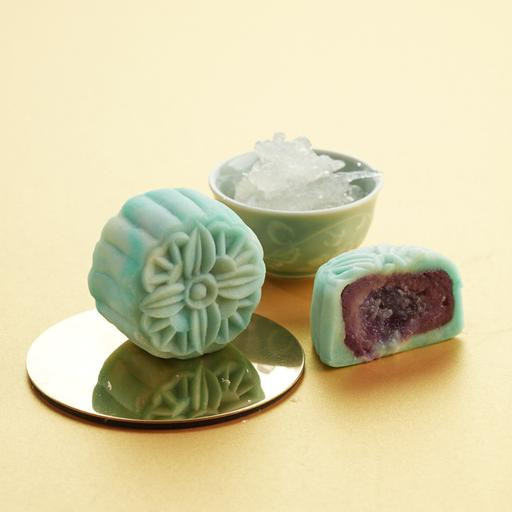 Chiếc bánh Trung thu có màu xanh ngọc và vàng, được bán với giá 1,9 triệu đồng/hộp/8 chiếc.