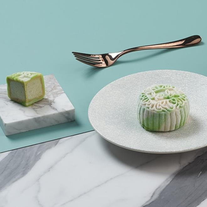  Bánh dẻo vị thạch chanh dây này nằm trong thực đơn phục vụ những món ăn cho Trung thu của khách sạn Fullerton tại Singapore năm nay. Bánh dẻo vị thạch chanh dây được bán trong chiếc hộp màu hồng và xanh ngọc cổ điển với giá 1,6 triệu đồng/hộp/4 chiếc.