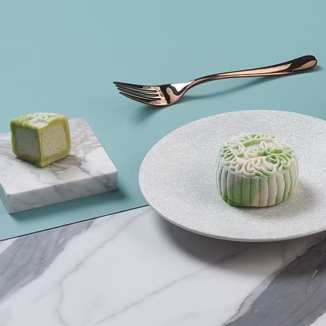  Bánh dẻo vị thạch chanh dây này nằm trong thực đơn phục vụ những món ăn cho Trung thu của khách sạn Fullerton tại Singapore năm nay. Bánh dẻo vị thạch chanh dây được bán trong chiếc hộp màu hồng và xanh ngọc cổ điển với giá 1,6 triệu đồng/hộp/4 chiếc.