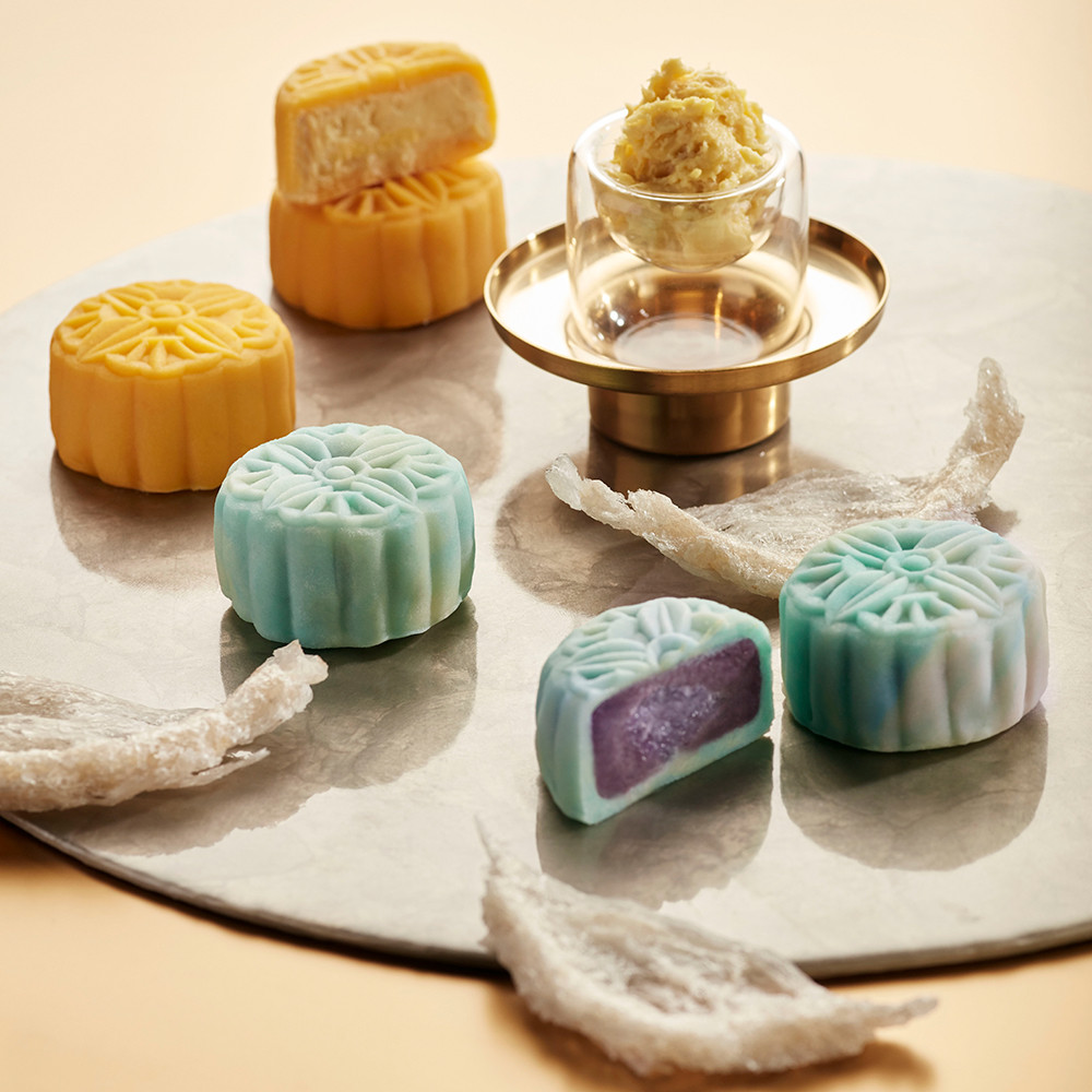 Trong bộ sưu tập bánh Trung thu của khách sạn JW Marriott tại Singapore có chiếc bánh được làm từ tổ yến sào và khoai lang Nhật Bản.