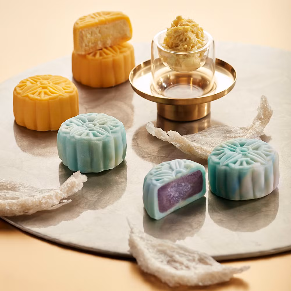 Trong bộ sưu tập bánh Trung thu của khách sạn JW Marriott tại Singapore có chiếc bánh được làm từ tổ yến sào và khoai lang Nhật Bản.