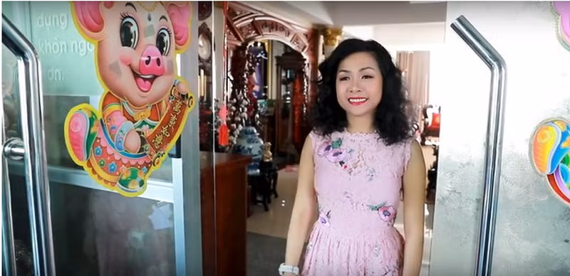 Sinh ra trong gia đình có truyền thống kinh doanh, giàu có, nhưng rất ít khi thấy Uyên Phương trưng diện hàng hiệu, siêu xe và những vật dụng xa xỉ. Bởi theo suy nghĩ của Uyên Phương chưa làm ra tiền mà thấy toàn tiền, thì chỉ mang họa vào thân. Nguồn ảnh: Internet.