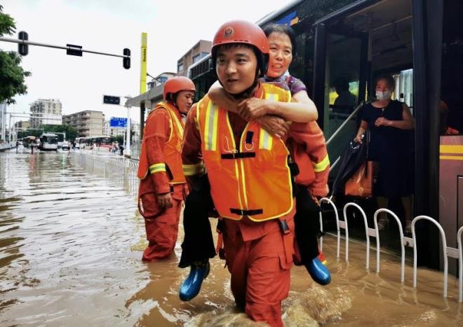 Trung tâm này cũng dự báo mưa lớn sẽ tiếp tục xảy ra phía tây nam Trung Quốc kể từ 4/7. Trong khi đó, các chuyên gia cảnh báo lở đất và các vụ vỡ đập và hồ chứa. (Ảnh: China Daily)