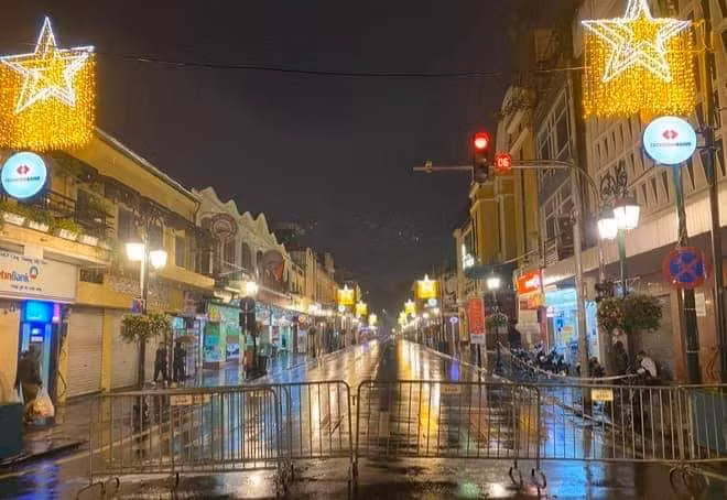 Cũng vì thế mà các hoạt động đón giao thừa của người dân Hà Nội không sôi động như mọi năm.