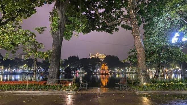 Hồ Gươm vắng lặng trước giờ khai hoả pháo hoa chào Xuân Canh Tý 2020.